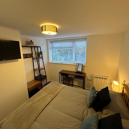 Modern 1 Bed Apartment With Car Parking Bitton Bagian luar foto