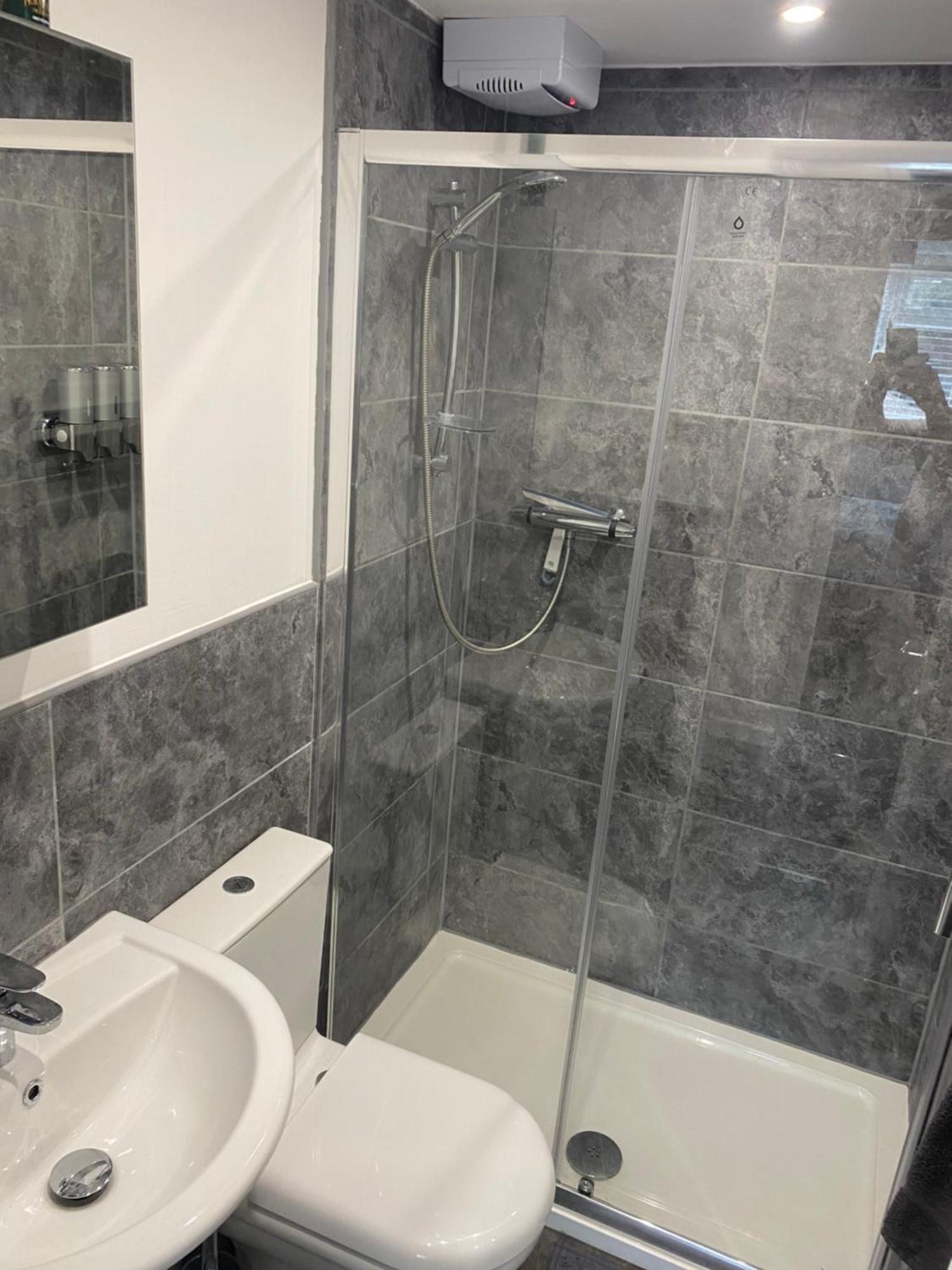 Modern 1 Bed Apartment With Car Parking Bitton Bagian luar foto