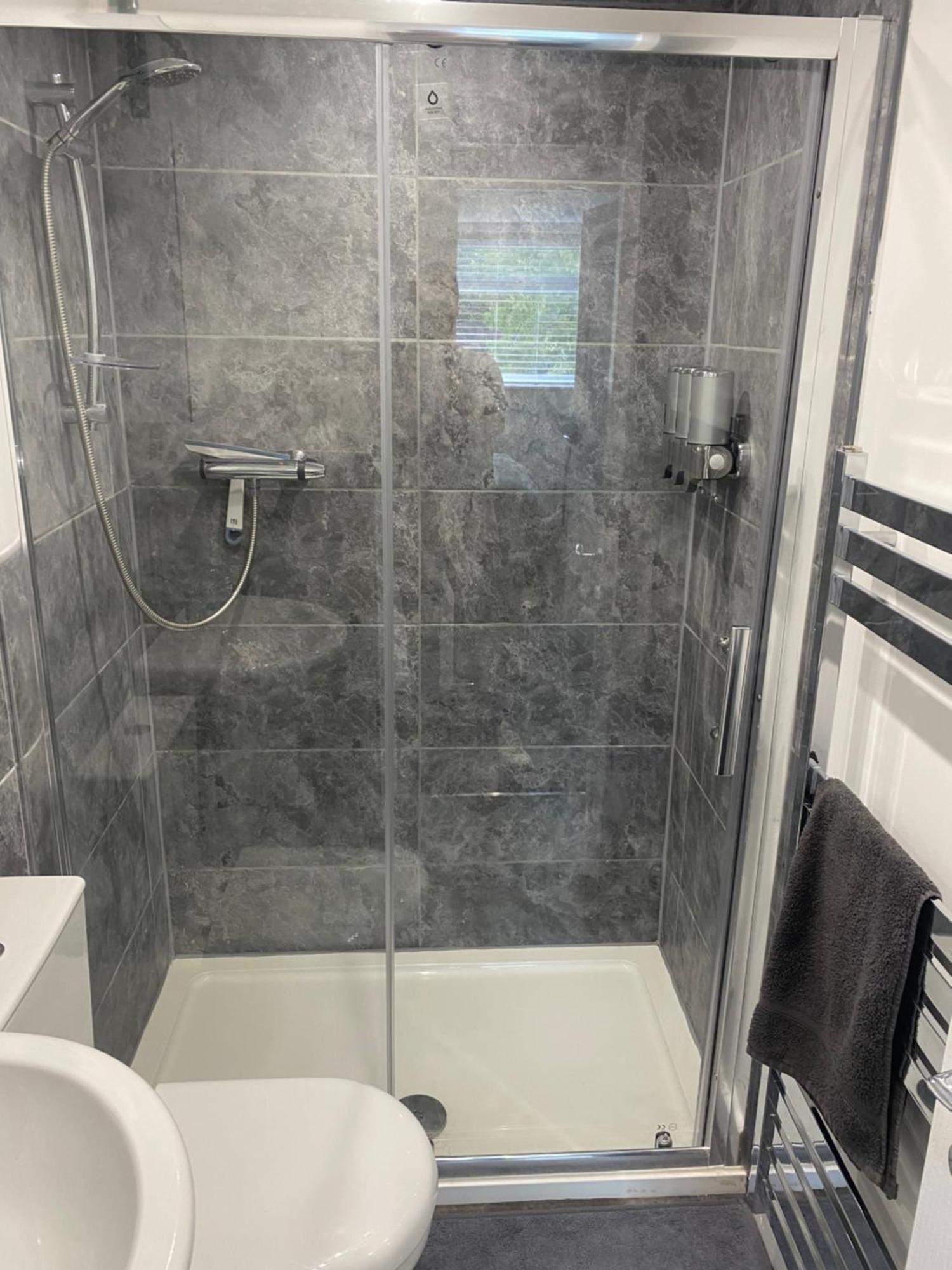 Modern 1 Bed Apartment With Car Parking Bitton Bagian luar foto
