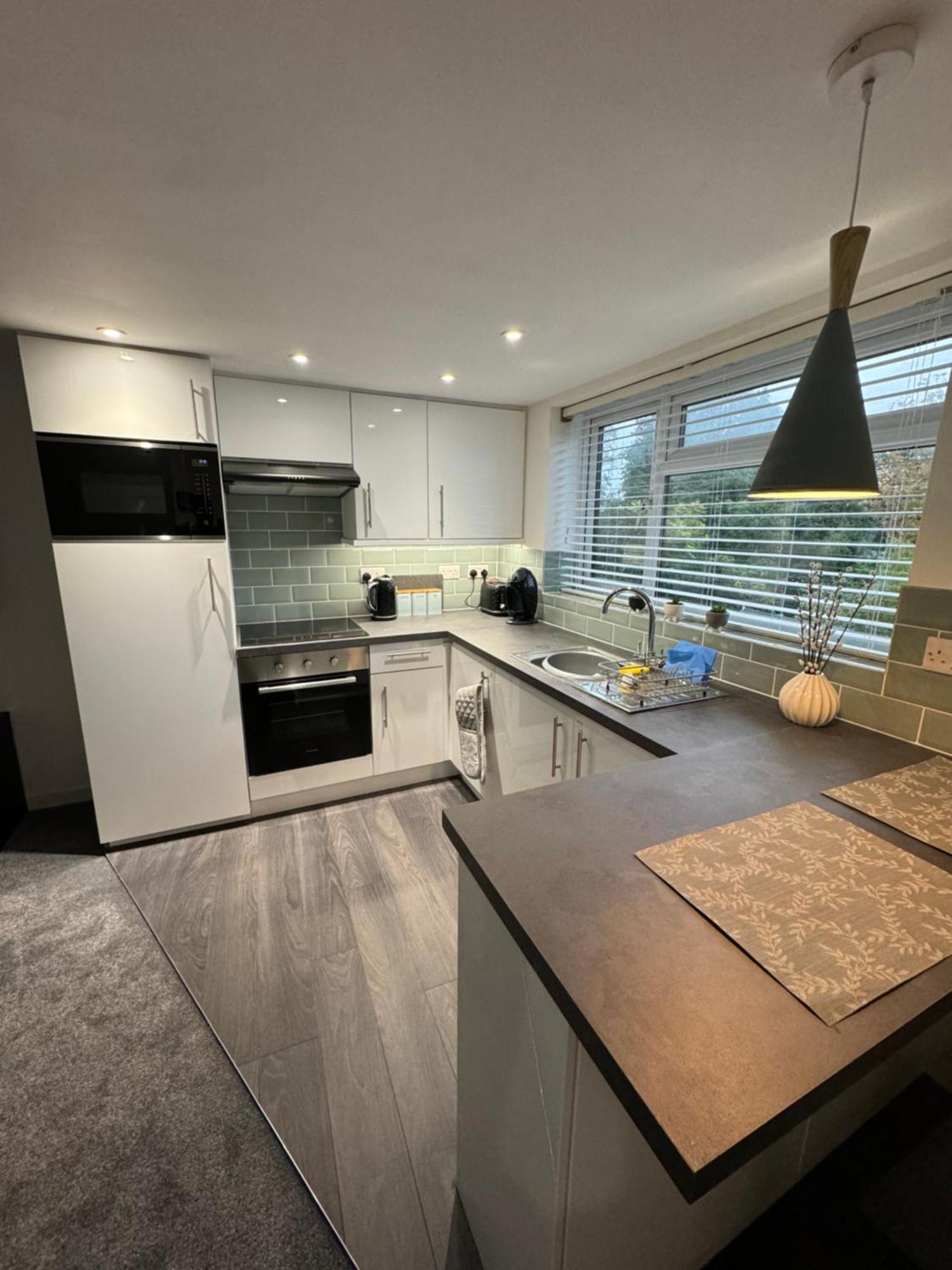 Modern 1 Bed Apartment With Car Parking Bitton Bagian luar foto